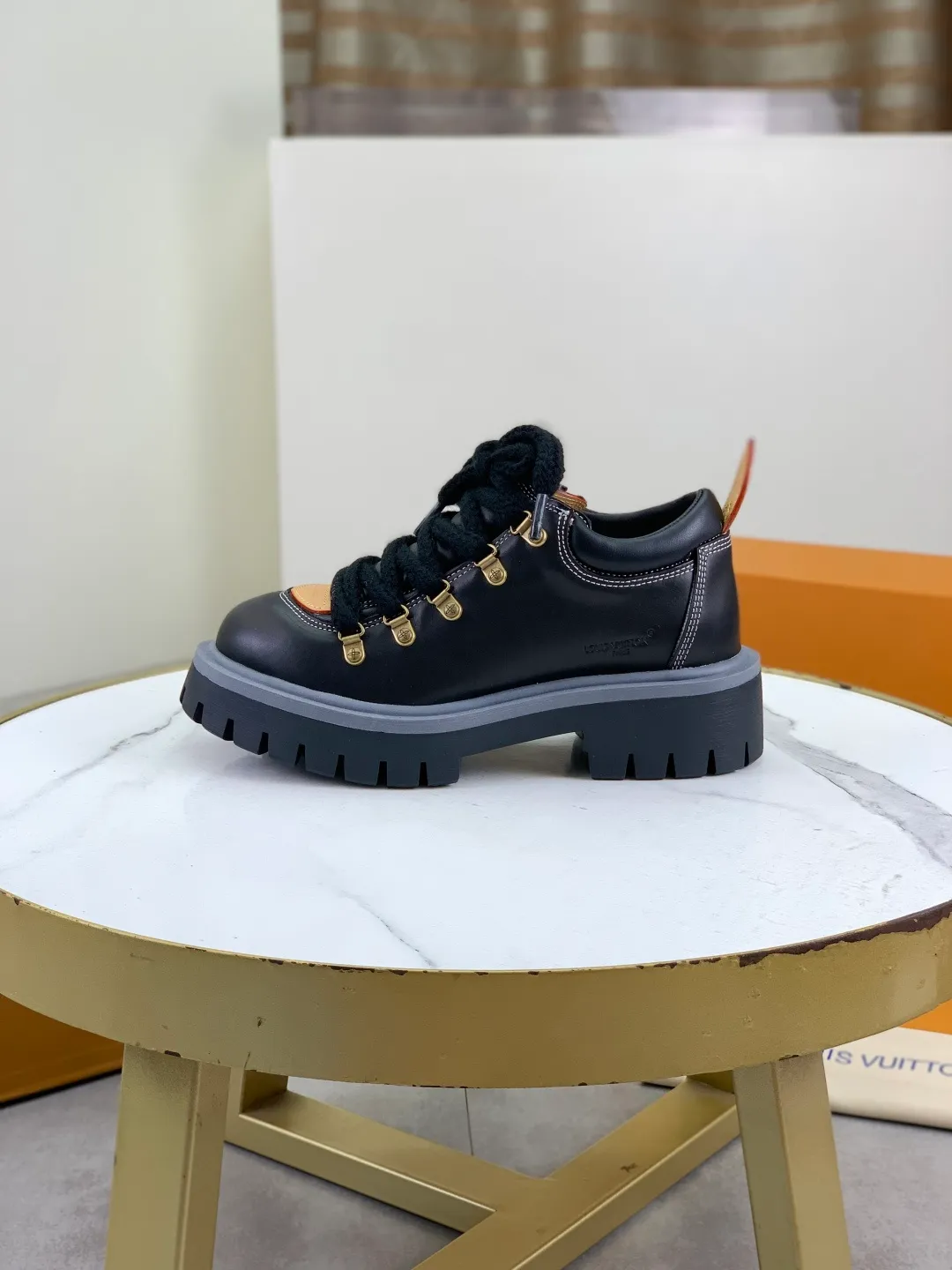 Men's shoes 💰P680 new LV | Louis Vuitton 🧡💚2025 autumn and winter new models, top version ⚠️ The counter features the latest LV REMIX lace-up mountaineering derby shoes, new hard goods 🆕 ❥BS purchasing level! Full of high-end feel! A popular model among bloggers at home and abroad, it’s retro and fashionable, and looks stunning on your feet! Mainly recommended models on the official website★ ━━━━━ ЅᏇєєt ━━━━━ ▪️Upper: top-grade first-layer cowhide ▪️Lining: imported sheepskin ▪️Outsole: original open-molded TPU non-slip outsole ▪️Sole height: 3.5cm ▪️Shoe size: Women 35-41 (41 customization is not returnable) Male 39-45 (46 customized, non-refundable)